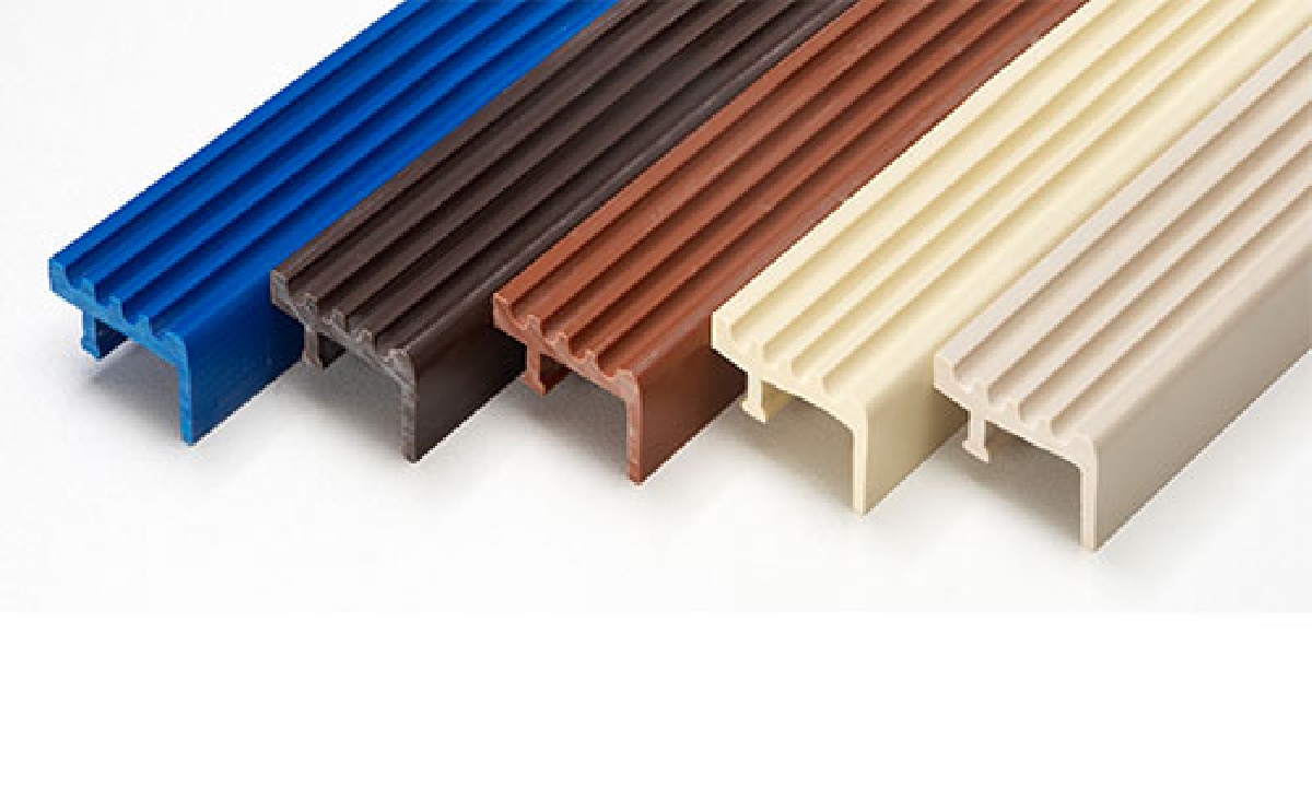 จมูกบันไดพีวีซี (พีวีซีล้วน) รุ่น IP-3 (ราคาต่อเมตร)