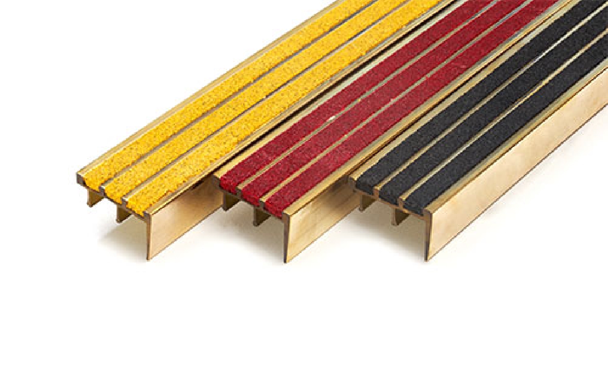 จมูกบันไดทองเหลืองอัดด้วยแร่กากเพชร รุ่น SCB-3 (ราคาต่อเมตร)