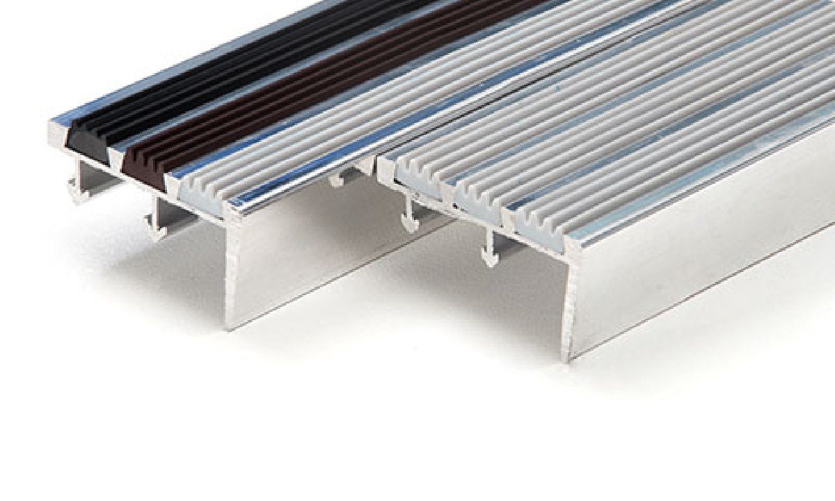 จมูกบันไดอลูมิเนียมสอดเส้นพีวีซี รุ่น IA-1 ตัวหนา (ราคาต่อเมตร)