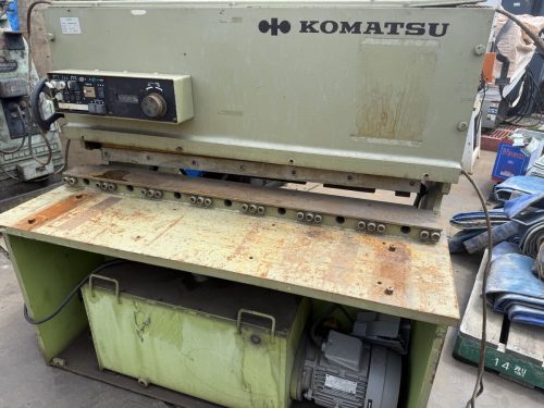 การตัดเฉือนไฮดรอลิกของ Komatsu SHS3×125 ไม่ได้รับการยืนยันเนื่องจากการถอดสายไฟสถานที่บำรุงรักษา