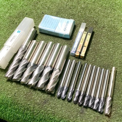 Risou g671 OSG and other carbide end mills/high speed steel end mills, etc. Total length approx. 95mm to 150mm Size (10/12/20/R5) etc. Carbide Weight approx. 0.9กก. รวมชุด 16 ชิ้น