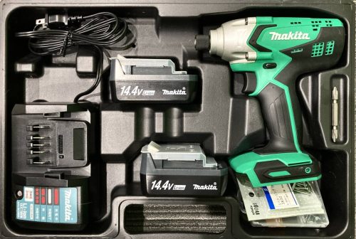 สภาพกึ่งดี Makita makita M695D WX สว่านกระแทกแบบชาร์จได้แบตเตอรี่ - 2 (กะพริบ 1 ครั้ง) มาพร้อมที่ชาร์จยืนยันการใช้งานแล้วมาพร้อมสกรูบรรจุภัณฑ์เรียบง่าย
