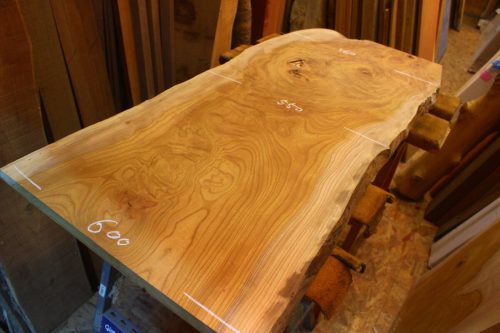 Zelkova zelkova โต๊ะพีซีแบบเตี้ยแผ่นท็อปโต๊ะ L1290 x W550 ~ 600 x D32 18กก. ผลิตภัณฑ์กึ่งสำเร็จรูป