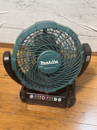 MAKITA สภาพดี Makita makita พัดลมแบบชาร์จไฟ CF102D ผลิตในปี 2018 พร้อมอะแดปเตอร์ CF102D พัดลมแบบชาร์จไฟได้