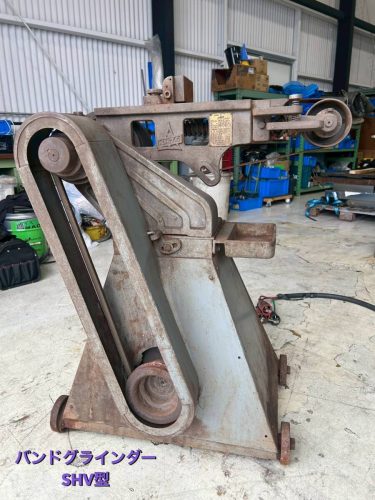 Iwata Iron Works เครื่องเจียรสายพานเครื่องขัดสายพานรุ่น SHV ผลิตในปี 1975 ขนาดสาย 100มม. x 1525มม. เครื่องเจียร 3 เฟส 200V